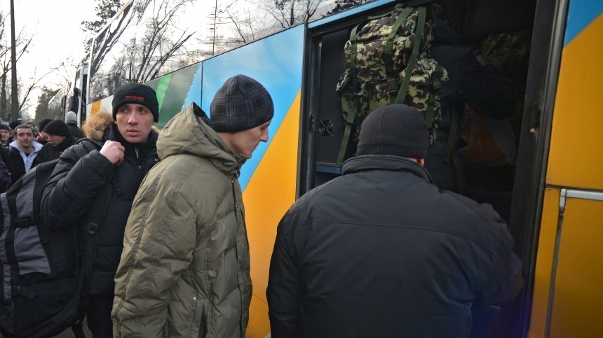 Власти Украины начали отправлять на передовую сотрудников военкоматов