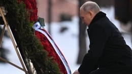 Путин в День защитника Отечества возложил венок к Могиле Неизвестного Солдата
