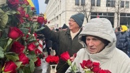 Цветы вместо бомб: жители Берлина превратили милитаристскую акцию украинцев в антивоенный митинг