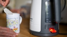 Опасность на дне: какие вредные вещества может «добавить» чайник в кружку кофе