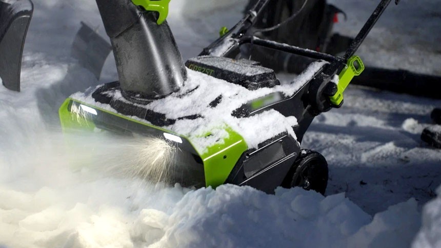 Лопата, трактор или робот: выбираем снегоуборочную технику