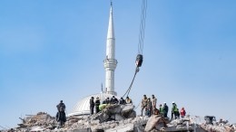 Разрубил пополам: минарет мечети рухнул на дом после очередного землетрясения в Турции