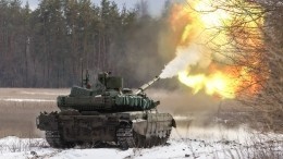 Т-90М идет на прорыв: российские танкисты громят боевиков под Марьинкой