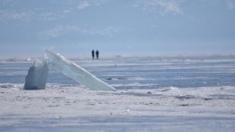 Тонкий лед на озере Байкала чуть не убил автомобилиста-экстремала