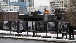 Чтобы помнили: напротив посольства Германии в Москве открылась выставка