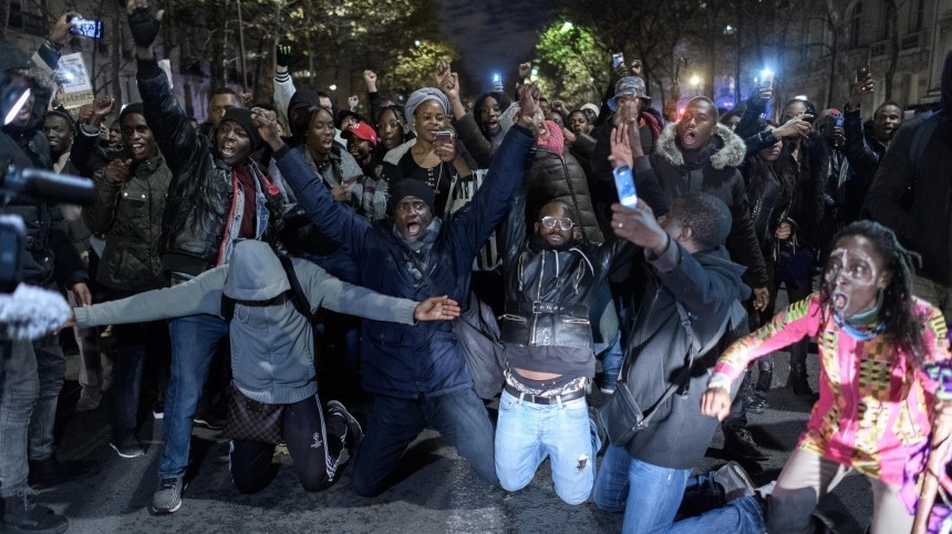 Париж охватили массовые протесты: сотни мигрантов требуют помощи