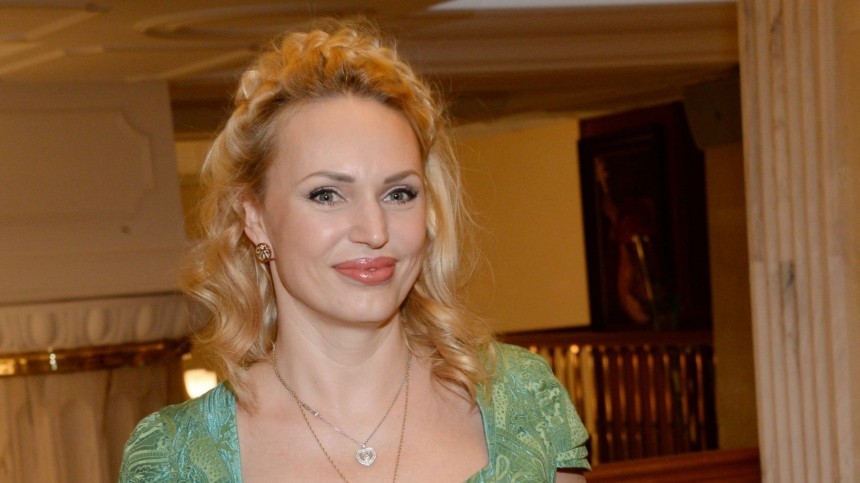 Актриса Довлатова ответила на критику наращенных ногтей у 15-летней дочери