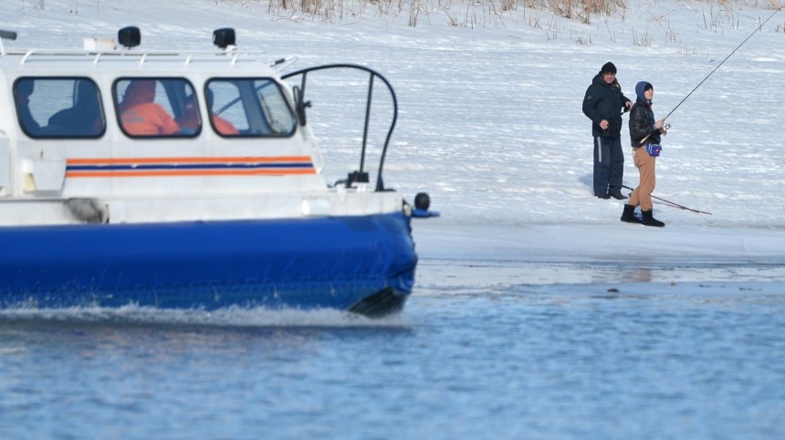 Льдину с 15 рыбаками оторвало на Сахалине