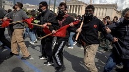Массовые протесты захлестнули Грецию после смертельной катастрофы с поездами