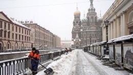 Весна откладывается: Петербург засыпало слоем снега в 10 сантиметров