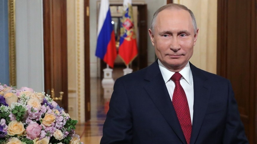 Путин поздравил россиянок с 8 Марта, отметив смелость и отвагу женщин-военных