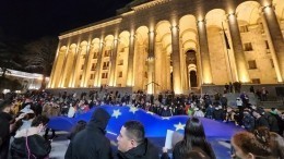 Митингующие в Тбилиси прорвали выставленную полицией баррикаду у парламента — видео с места