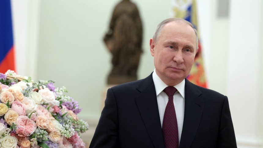«Стремитесь к справедливости»: Путин поздравил женщин с праздником 8 Марта