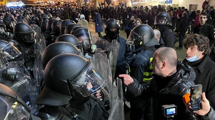 В Грузии начались столкновения между митингующими и спецназом