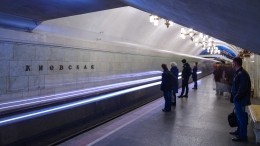 Жуткие кадры: мужчина толкнул подростка под движущийся поезд в московском метро