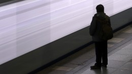 Толкнувшему под поезд подростка мужчине предъявили обвинение
