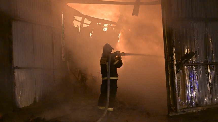 Крупный пожар вспыхнул в цехе по производству пластика в Подмосковье