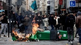 «Больше пожара, больше огня!» — протестующие в Париже начали жечь баррикады