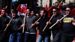 Греки вышли на улицы: протестующие собрались у здания парламента в Афинах