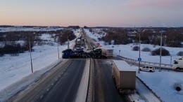 Огромная пробка собралась на Киевском шоссе из-за ДТП с фурой и автовозом