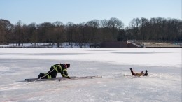 Погулял и чуть не умер: как сотрудники МЧС спасали жителя Омска из ледяных оков