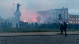 Протестующие перекрыли горящими покрышками улицу в одном из городов Франции
