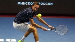 Теннисист Медведев упал во время матча, но все равно победил соперника