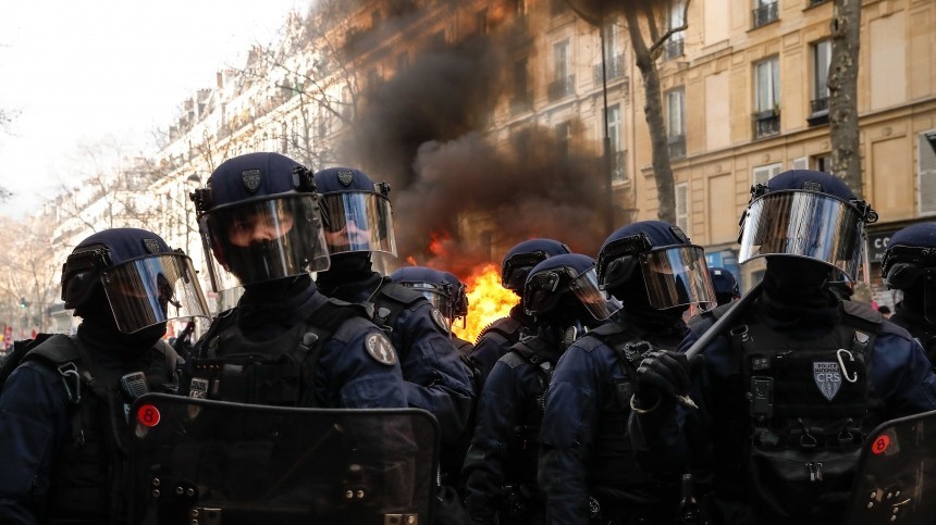 Жгут покрышки и строят баррикады: протесты во Франции добрались до Диснейленда