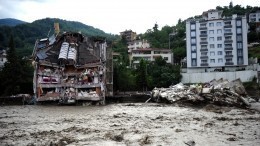 По улицам плавают автомобили: проливные дожди накрыли Турцию