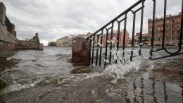 Активно тающий снег в Петербурге привел к подтоплению улиц