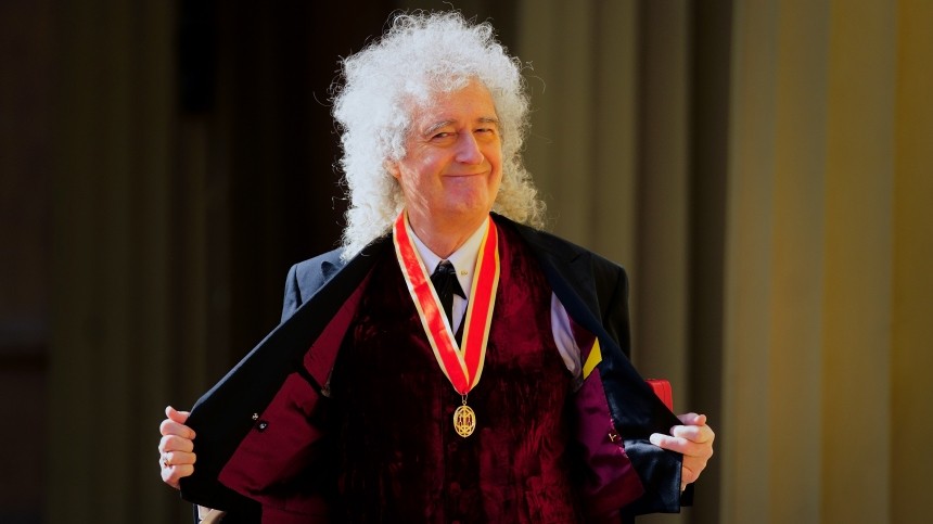 Карл III присвоил титул рыцаря гитаристу группы Queen Брайану Мэю