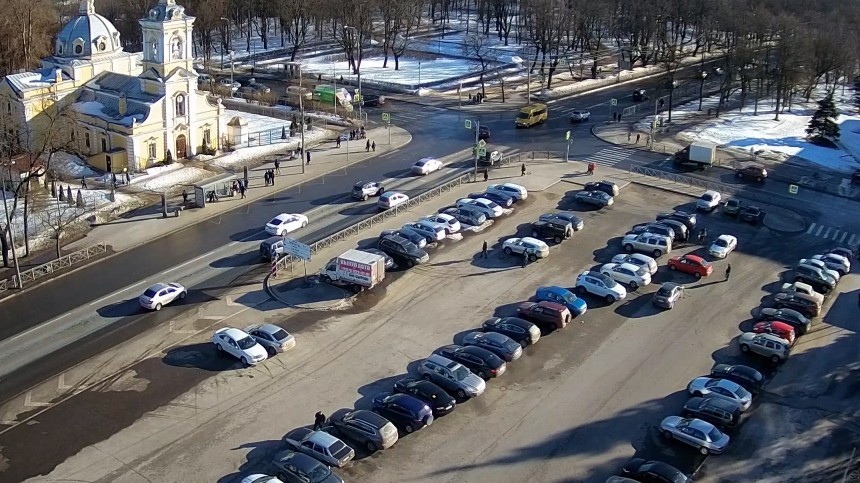 Микроавтобус на полной скорости въехал в остановку с людьми в Петербурге