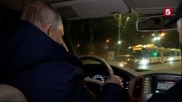 Путин за рулем автомобиля осмотрел несколько районов в Мариуполе