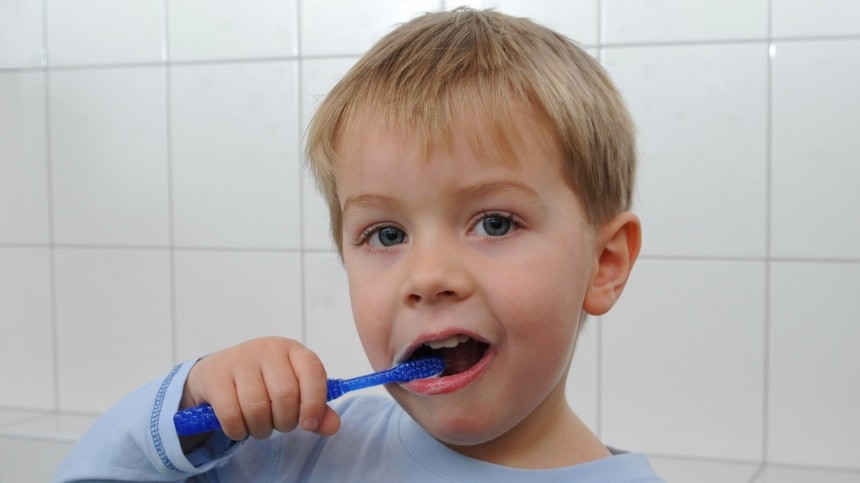 Как с помощью зубочистки определить, хорошо ли почищены зубы — ответ стоматолога