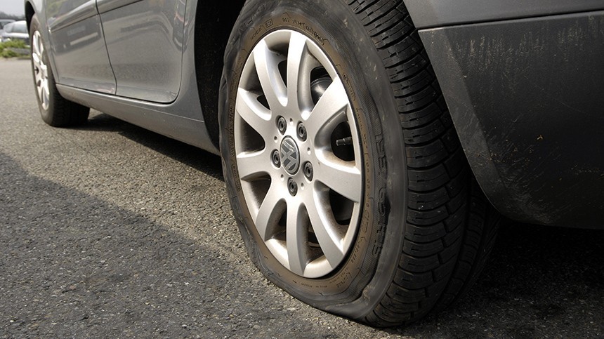 Дотянуть до автосервиса: как залатать проколотую шину на дороге без запаски