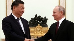 «Дотронулись до локтевого сустава»: что скрывает рукопожатие Путина и Си Цзиньпина