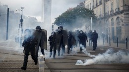 Жесткие задержания и первая кровь: интервью Макрона не повлияло на протесты во Франции
