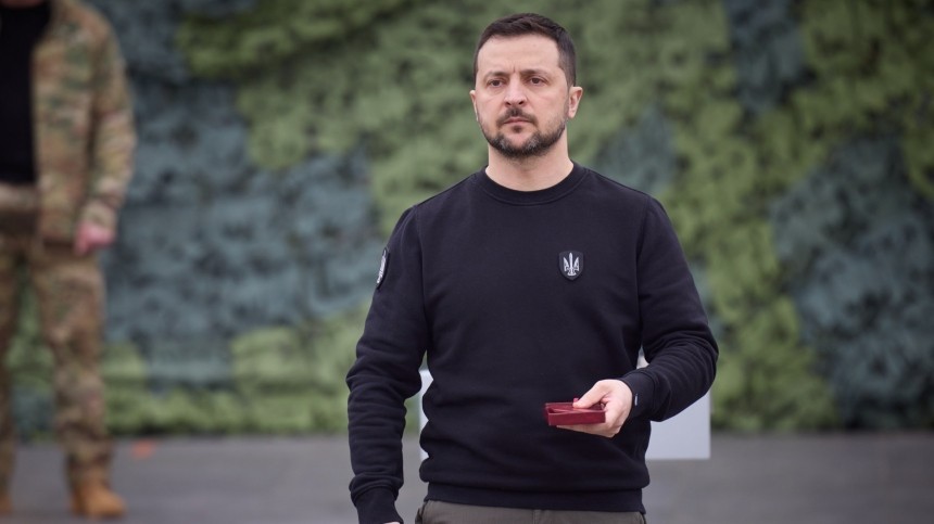 «Жрет украинцев»: Зеленскому задали неудобный вопрос о потерях ВСУ