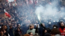 Франция в огне: противостояние Макрона и простых граждан достигло апогея
