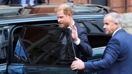 Не может забыть: принц Гарри вернулся в Лондон впервые после похорон бабушки