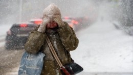 Сугробы и гололедица: жители российских регионов вернулись в зиму