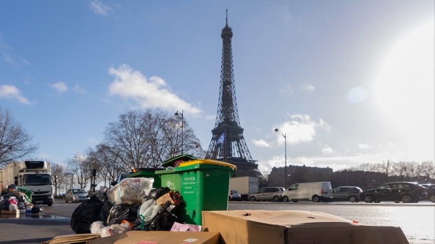 Париж без романтики: Эйфелева башня закрылась для посетителей из-за протестов