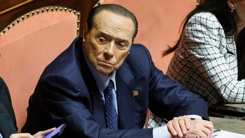Внезапные боли: из-за чего Сильвио Берлускони попал в больницу