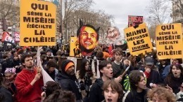 В огне и дыму: протестовать на улицы французских городов вышли полмиллиона человек