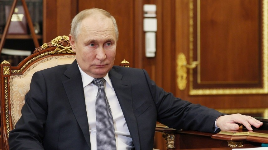 Песков рассказал, кто находится рядом с Путиным в Кремле по ночам
