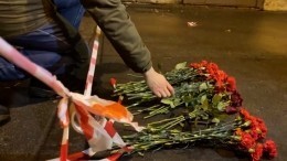 В Санкт-Петербурге люди несут цветы к месту гибели военкора Татарского