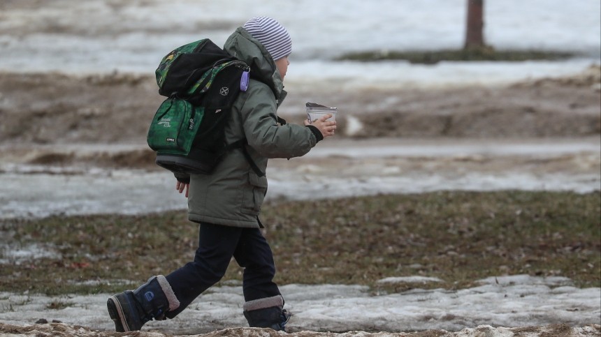 С какого возраста можно отпускать ребенка гулять одного? Ответ психолога