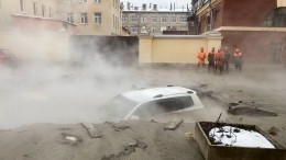 На месте прорыва трубопровода в Петербурге автомобиль провалился под землю