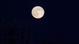 Неземная красота: огромная Луна повисла в небе над Петербургом