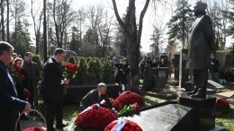 Памятник Владимиру Жириновскому открыли на Новодевичьем кладбище